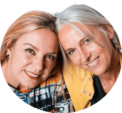 Michaela Bendel und Katja Mollenkopf lehnen lächelnd die Köpfe aneinander